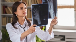 portrait-doctor_144627-39409