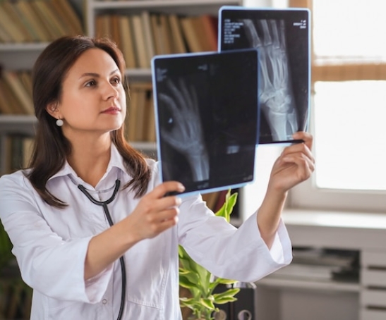 portrait-doctor_144627-39409